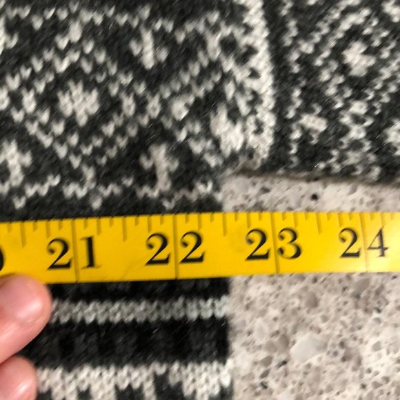 {Kensie} Off The Shoulder Sweater with Aztec Print - Picture 8 of 9